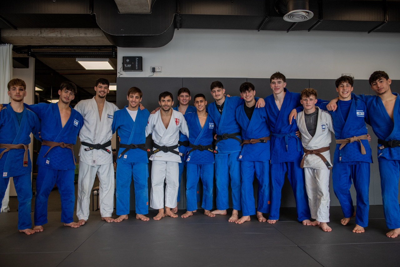 Visiting group training together on indoor mats